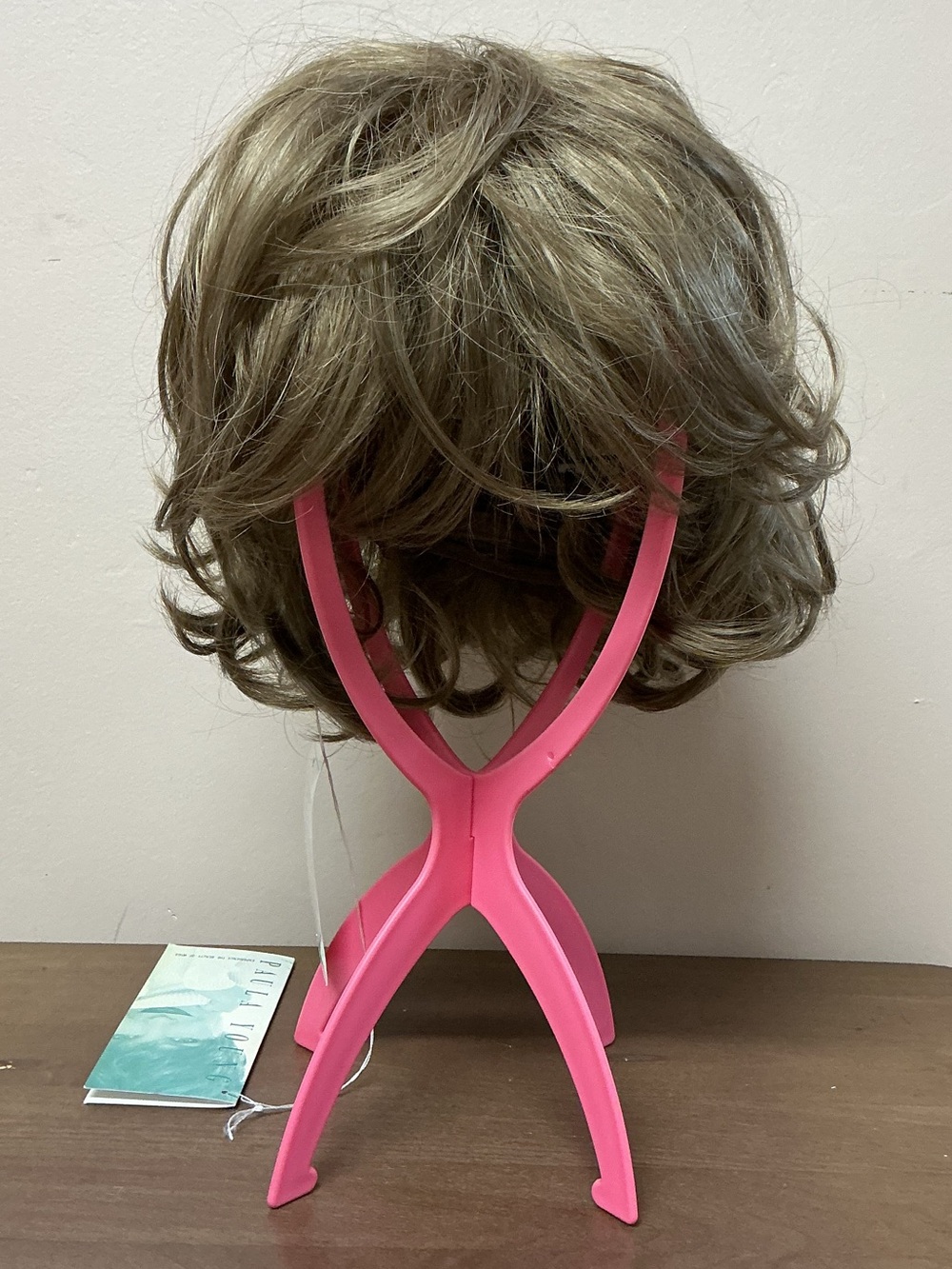 NEW Paula Young “Applause"Medium Ash Blonde Short Layered Wig
